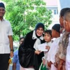 Wali Kota Banda Aceh Illiza Sa’aduddin Djamal menyerahkan santunan simbolis kepada anak yatim dalam peringatan Hari Yatim, Kamis (5/3/2026). Foto: Dok. Prokopim Kota Banda Aceh