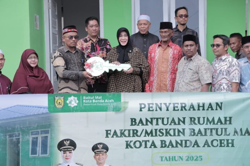 Wali Kota Banda Aceh Illiza Sa’aduddin Djamal menyerahkan rumah bantuan Baitul Mal kepada tiga warga kurang mampu di Banda Aceh, Kamis (5/3/2026). Foto: Dok. Prokopim Kota Banda Aceh