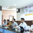 Ketua DPRK Banda Aceh Irwansyah ST memimpin RDPU bersama perusahaan swasta dan pemangku kepentingan terkait upaya peningkatan keterampilan pelaku usaha dan penyerapan tenaga kerja di Gedung DPRK Banda Aceh, Selasa (3/3/2026). Foto: Dok. DPRK Banda Aceh