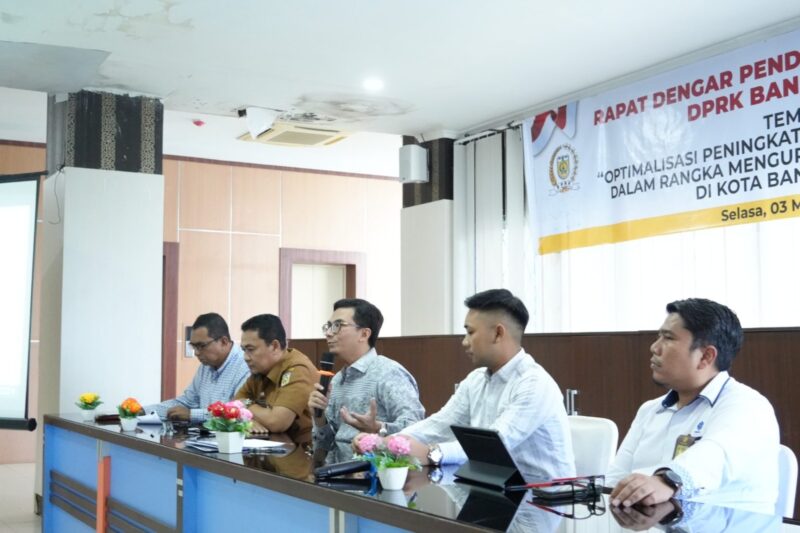 Ketua DPRK Banda Aceh Irwansyah ST memimpin RDPU bersama perusahaan swasta dan pemangku kepentingan terkait upaya peningkatan keterampilan pelaku usaha dan penyerapan tenaga kerja di Gedung DPRK Banda Aceh, Selasa (3/3/2026). Foto: Dok. DPRK Banda Aceh