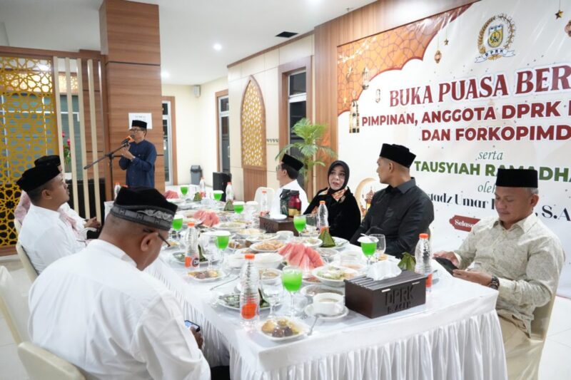 Pimpinan dan anggota DPRK Banda Aceh bersama Wali Kota, Wakil Wali Kota, serta unsur Forkopimda mengikuti kegiatan buka puasa bersama di Gedung DPRK Banda Aceh, Selasa (3/3/2026). Foto: Dok. DPRK Banda Aceh