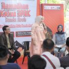 Influencer Aceh Cudbul (Cud Wahyuni Rosita) berbagi pengalaman dan kisah inspiratif di hadapan generasi muda dalam kegiatan Ramadhan Bersama Ketua DPRK Banda Aceh di Rumah Dinas Ketua DPRK Banda Aceh, Neusu Jaya, Minggu (1/3/2026). Foto: Dok. DPRK Banda Aceh