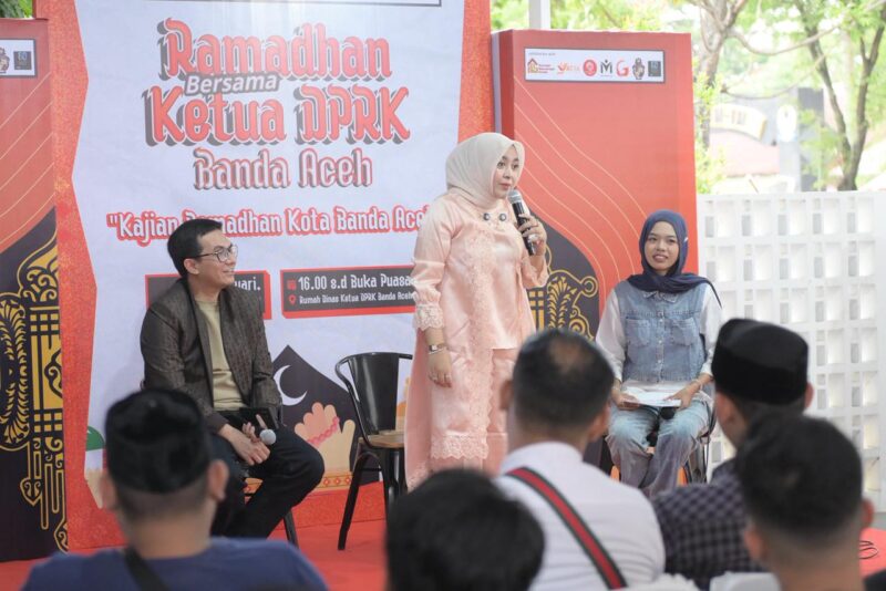 Influencer Aceh Cudbul (Cud Wahyuni Rosita) berbagi pengalaman dan kisah inspiratif di hadapan generasi muda dalam kegiatan Ramadhan Bersama Ketua DPRK Banda Aceh di Rumah Dinas Ketua DPRK Banda Aceh, Neusu Jaya, Minggu (1/3/2026). Foto: Dok. DPRK Banda Aceh