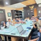 Sekda Banda Aceh Jalaluddin memimpin rapat persiapan Raker Komwil I Apeksi 2026 bersama OPD terkait di Ruang Rapat Sekda Banda Aceh, Jumat (6/3/2026). Foto: Dok. Diskominfo Kota Banda Aceh