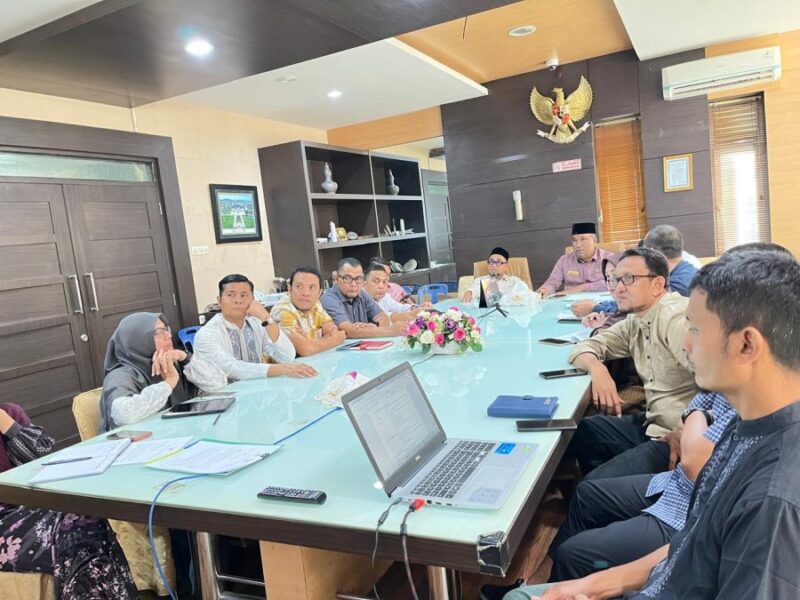 Sekda Banda Aceh Jalaluddin memimpin rapat persiapan Raker Komwil I Apeksi 2026 bersama OPD terkait di Ruang Rapat Sekda Banda Aceh, Jumat (6/3/2026). Foto: Dok. Diskominfo Kota Banda Aceh