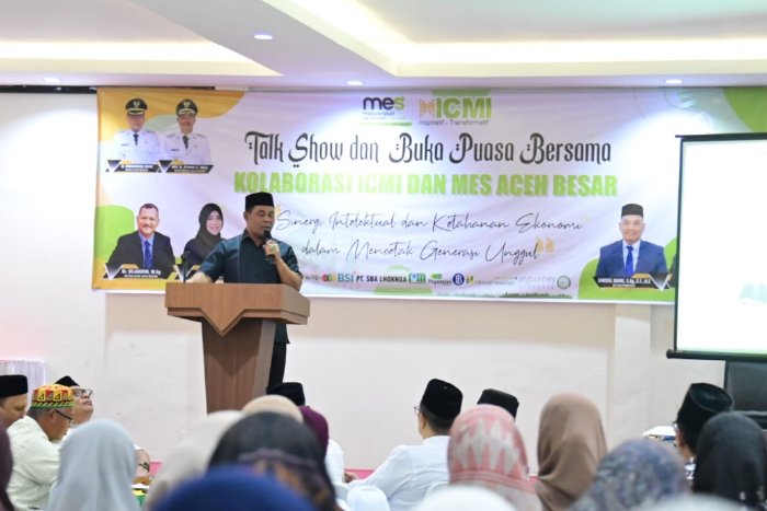 Bupati Aceh Besar Muharram Idris menyampaikan sambutan dalam talk show ICMI dan MES Aceh Besar tentang penguatan ekonomi syariah di Hotel Madinatul Zahra, Darul Imarah, Aceh Besar, Sabtu (7/3/2026). Foto: Dok. MC Aceh Besar