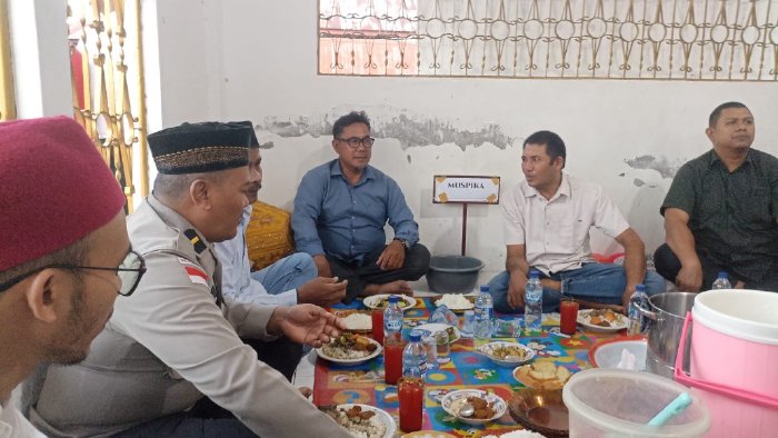 Camat Kuta Baro Zahrul Fuadi bersama unsur Forkopimcam menghadiri silaturahmi dan buka puasa bersama masyarakat di Gampong Lambro Bileu, Aceh Besar, Sabtu (7/3/2026). Foto: Dok. MC Aceh Besar