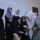 Ketua TP PKK Aceh Besar Hj. Rita Mayasari menyerahkan santunan kepada anak yatim dalam kegiatan buka puasa bersama di Orion Hall, Darul Imarah, Aceh Besar, Sabtu (7/3/2026). Foto: Dok. MC Aceh Besar