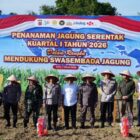 Wakil Bupati Aceh Besar Drs H Syukri A Jalil bersama Kapolda Aceh Irjen Pol Drs Marzuki Ali Basyah MM dan jajaran PJU Polda Aceh menanam jagung secara serentak di Gampong Data Gaseu, Seulimeum, Aceh Besar, Sabtu (7/3/2026). Foto: Dok. MC Aceh Besar