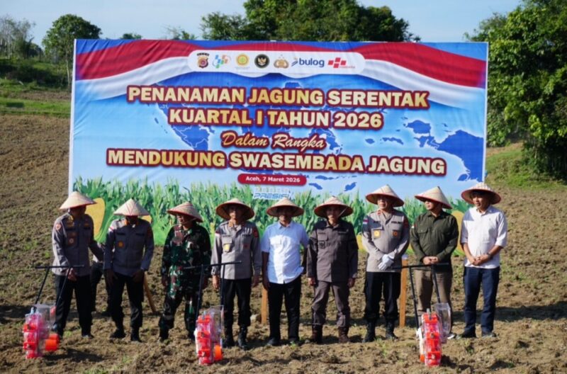 Wakil Bupati Aceh Besar Drs H Syukri A Jalil bersama Kapolda Aceh Irjen Pol Drs Marzuki Ali Basyah MM dan jajaran PJU Polda Aceh menanam jagung secara serentak di Gampong Data Gaseu, Seulimeum, Aceh Besar, Sabtu (7/3/2026). Foto: Dok. MC Aceh Besar