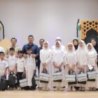 Wakil Wali Kota Banda Aceh Afdhal Khalilullah berfoto bersama pengurus Yayasan Partner Berbagi Aceh dan anak-anak yatim saat penyerahan santunan, Jumat (6/3/2026). Foto: Dok. Prokopim Kota Banda Aceh