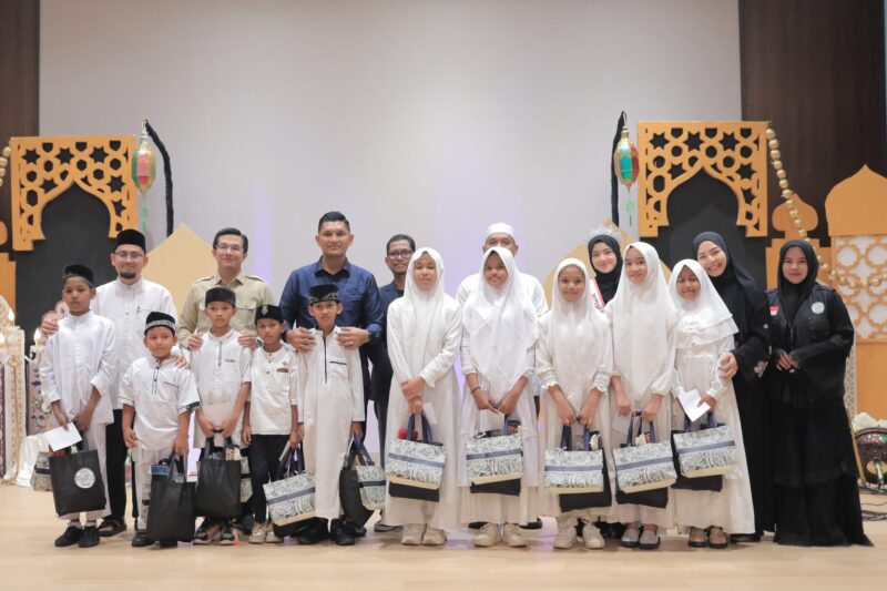 Wakil Wali Kota Banda Aceh Afdhal Khalilullah berfoto bersama pengurus Yayasan Partner Berbagi Aceh dan anak-anak yatim saat penyerahan santunan, Jumat (6/3/2026). Foto: Dok. Prokopim Kota Banda Aceh