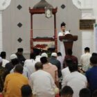 Bupati Tarmizi SP saat memberi kata sambutan saat peringatan Nuzulul Qur’an di Masjid Gampong Tungkop, Jumat (6/3/2026). Foto: Dok. Pemkab Aceh Barat