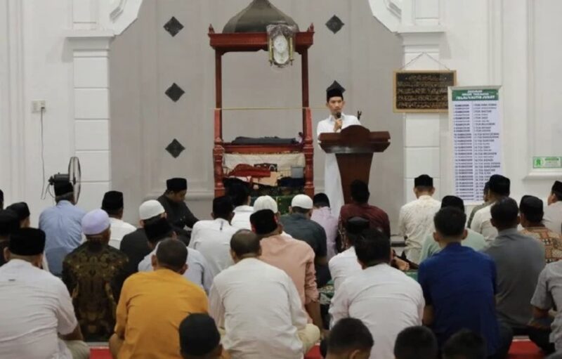 Bupati Tarmizi SP saat memberi kata sambutan saat peringatan Nuzulul Qur’an di Masjid Gampong Tungkop, Jumat (6/3/2026). Foto: Dok. Pemkab Aceh Barat