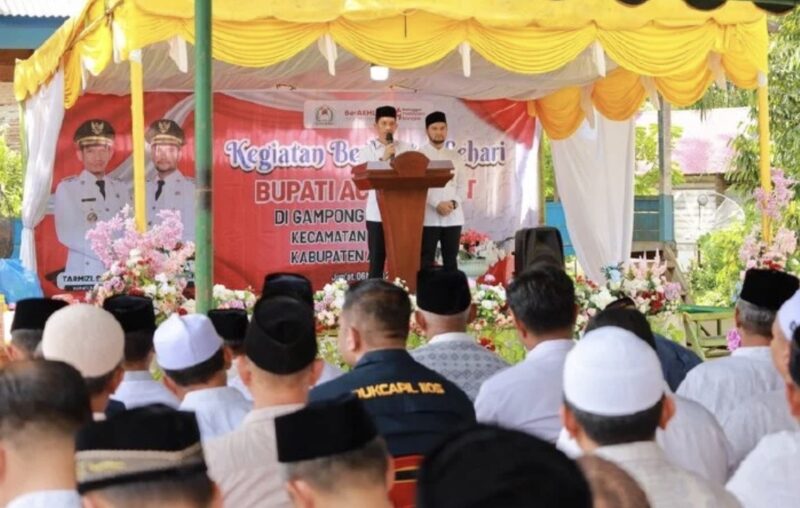 Bupati Aceh Barat Tarmizi SP dan Wakil Bupati Said Fadheil SH memberi kata sambutan saat berkantor sehari di Gampong Drien Sibak, Jumat (6/3/2026). Foto: Dok. Pemkab Aceh Barat