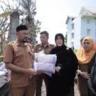 Wali Kota Banda Aceh, Illiza Sa’aduddin Djamal, menyerahkan bantuan masa panik kepada warga korban kebakaran saat meninjau lokasi musibah di Gampong Doy, Banda Aceh, Senin (9/3/2026). Foto: Dok. Istimewa
