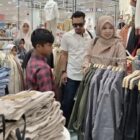 Sabur mengajak sejumlah anak yatim berbelanja pakaian Lebaran di pusat perbelanjaan agar mereka dapat memilih baju baru sesuai keinginan dalam menyambut Hari Raya Idulfitri. Foto: Dok. Istimewa 