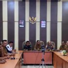 Kepala Dinas Pangan Aceh Besar, Alyadi, SPi, MM saat mengikuti Rapat Koordinasi Pengendalian Inflasi Daerah, bersama angggota TPID di Kantor Bupati Aceh Besar, Kota Jantho, Senin (9/3/2026). Foto: Dok. MC Aceh Besar