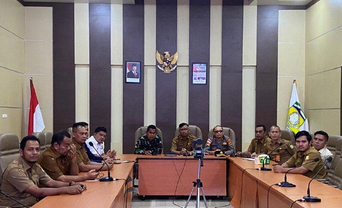 Kepala Dinas Pangan Aceh Besar, Alyadi, SPi, MM saat mengikuti Rapat Koordinasi Pengendalian Inflasi Daerah, bersama angggota TPID di Kantor Bupati Aceh Besar, Kota Jantho, Senin (9/3/2026). Foto: Dok. MC Aceh Besar