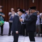 Ketua Majelis Wali Amanat USK Dr. H. Safrizal ZA, M.Si melantik Mirza Tabrani, SE, M.B.A., D.B.A sebagai Rektor USK periode 2026—2031 di Gedung AAC Prof. Dr. Dayan Dawood, Universitas Syiah Kuala, Banda Aceh, Senin (9/3/2026). Foto: Dok. MC Aceh Besar