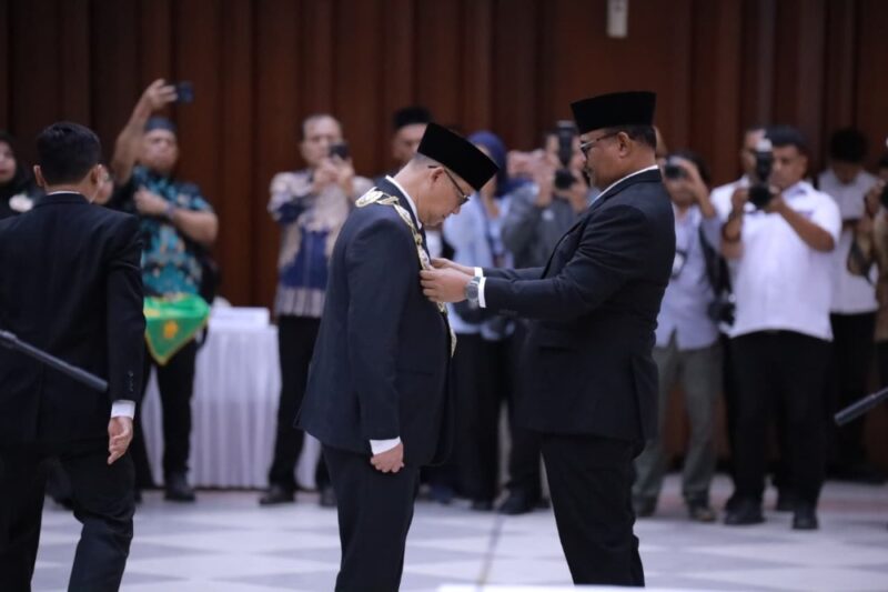 Ketua Majelis Wali Amanat USK Dr. H. Safrizal ZA, M.Si melantik Mirza Tabrani, SE, M.B.A., D.B.A sebagai Rektor USK periode 2026—2031 di Gedung AAC Prof. Dr. Dayan Dawood, Universitas Syiah Kuala, Banda Aceh, Senin (9/3/2026). Foto: Dok. MC Aceh Besar
