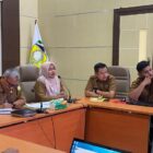 Asisten III Sekretariat Daerah Kabupaten Aceh Besar, Abdullah, S.Sos memimpin rapat pembahasan pengisian format dan indikator Laporan Kinerja Strategis Nasional Tahun 2025 bersama perwakilan perangkat daerah, bertempat di Aula Sanusi Wahab, Senin (9/3/2026). Foto: Dok. MC Aceh Besar
