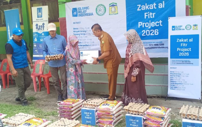 Camat Seulimeum Devi Satria, SE didampingi perwakilan Islamic Relief Indonesia menyerahkan secara simbolis paket bantuan Makanan Ramadan 2026 kepada masyarakat Kemukiman Lampanah, Kecamatan Seulimeum, berlangsusng diHalaman Mesjid Kemukiman Lampanah, Selasa (10/3/2026). Foto: Dok. MC Aceh Besar