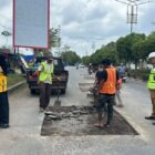 Proses penanganan kerusakan jalan oleh petugas pada salah satu ruas jalan di Banda Aceh, Selasa (10/3/2026). Foto: Dok. Diskominfo Kota Banda Aceh