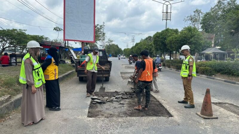 Proses penanganan kerusakan jalan oleh petugas pada salah satu ruas jalan di Banda Aceh, Selasa (10/3/2026). Foto: Dok. Diskominfo Kota Banda Aceh