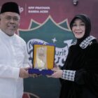 Wali Kota Banda Aceh Illiza Sa’aduddin Djamal menerima plakat dari Kanwil DJP Aceh pada kegiatan Ngabuburit Spectaxcullar di KPP Pratama Banda Aceh, Selasa (10/3/2026). Foto: Dok. Prokopim Kota Banda Aceh