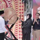 Illiza Sa’aduddin Djamal bersama Deputi Kemenko PM Leontinus Alpha Edison menabuh bedug sebagai tanda dibukanya Pasar 1001 Malam di kawasan eks Hotel Atjeh, dekat Masjid Raya Baiturrahman, Rabu (11/3/2026). Foto: Dok. Prokopim Kota Banda Aceh