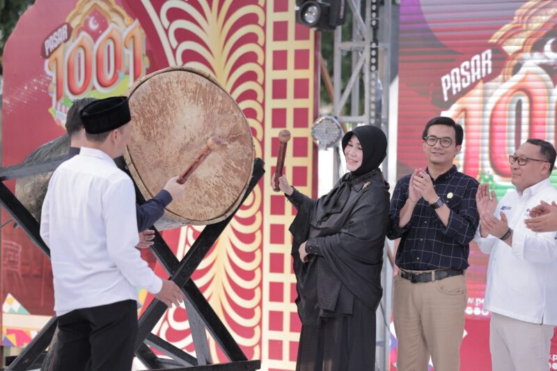Illiza Sa’aduddin Djamal bersama Deputi Kemenko PM Leontinus Alpha Edison menabuh bedug sebagai tanda dibukanya Pasar 1001 Malam di kawasan eks Hotel Atjeh, dekat Masjid Raya Baiturrahman, Rabu (11/3/2026). Foto: Dok. Prokopim Kota Banda Aceh