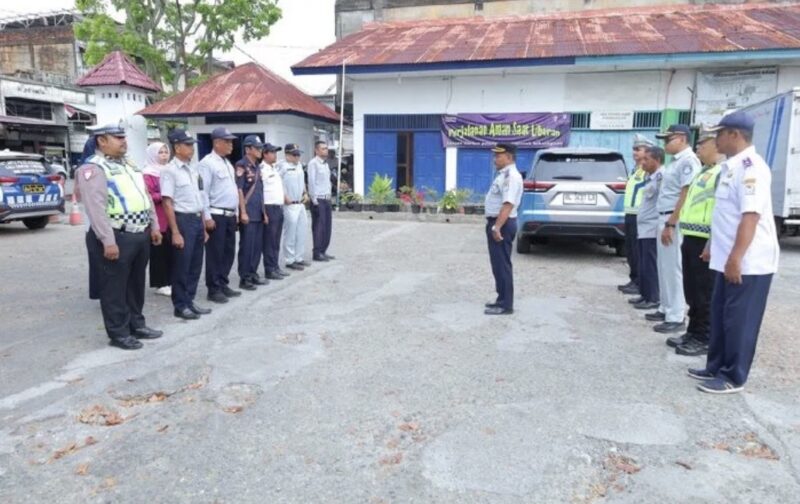 Petugas Dinas Perhubungan Aceh Barat mengikuti apel sebelum pelaksanaan pemeriksaan kelayakan kendaraan (rampcheck) bus angkutan umum di Terminal Meulaboh, Selasa (10/3/2026). Foto: Dok. Pemkab Aceh Barat