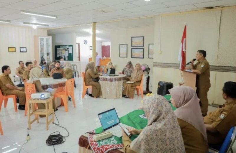 Plt Sekretaris Daerah Aceh Barat, Dr. Kurdi, membuka kegiatan Advokasi dan Sosialisasi Pengarusutamaan Gender (PUG) kewenangan kabupaten/kota di Aula Dharma Wanita Persatuan Meulaboh, Selasa (10/3/2026). Foto: Dok. Pemkab Aceh Barat