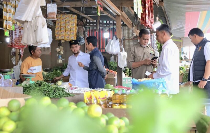 Wakil Bupati Aceh Barat, Said Fadhel, meninjau harga kebutuhan pokok saat pemantauan pasar tradisional di Meulaboh menjelang Hari Raya Idul Fitri 1447 Hijriah, Rabu (11/3/2026). Foto: Dok. Pemkab Aceh Barat