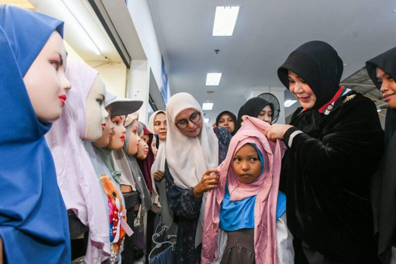Wali Kota Banda Aceh Illiza Sa’aduddin Djamal mendampingi anak yatim memilih pakaian Lebaran saat program belanja bersama yang digelar Pemerintah Kota Banda Aceh di Pasar Aceh, Kamis (12/3/2026). Foto: Dok. Prokopim Kota Banda Aceh