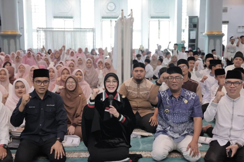 Wali Kota Banda Aceh Illiza Sa’aduddin Djamal berfoto bersama para santri peserta Daurah Al-Quran Ramadan 1447 H di Masjid Oman Al-Makmur, Kamis (12/3/2026). Foto: Dok. Prokopim Kota Banda Aceh