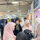 Wali Kota Banda Aceh Illiza Sa’aduddin Djamal mendampingi anak yatim dari Kecamatan Jaya Baru saat berbelanja pakaian Lebaran dalam program belanja bersama di Pasar Aceh, Kamis (12/3/2026). Foto: Dok. Diskominfo Kota Banda Aceh