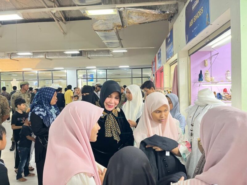 Wali Kota Banda Aceh Illiza Sa’aduddin Djamal mendampingi anak yatim dari Kecamatan Jaya Baru saat berbelanja pakaian Lebaran dalam program belanja bersama di Pasar Aceh, Kamis (12/3/2026). Foto: Dok. Diskominfo Kota Banda Aceh