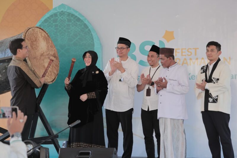 Wali Kota Banda Aceh Illiza Sa’aduddin Djamal didampingi Ketua DPRK Banda Aceh Irwansyah dan Regional CEO BSI Aceh Imsak Ramadhan memukul bedug sebagai tanda dibukanya BSI Fest Ramadhan 1447 H di halaman Masjid Raya Baiturrahman, Banda Aceh, Kamis (12/3/2026). Foto: Dok. Prokopim Kota Banda Aceh