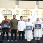 Wakil Wali Kota Banda Aceh Afdhal Khalilullah berfoto bersama para pemenang lomba pada penutupan Pekan Raya Ramadhan Banda Aceh 2026 di kawasan eks Pasar Aceh Lama, Jumat (13/3/2026). Foto: Dok. Prokopim Kota Banda Aceh
