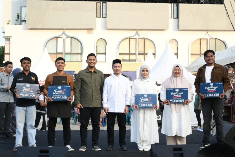 Wakil Wali Kota Banda Aceh Afdhal Khalilullah berfoto bersama para pemenang lomba pada penutupan Pekan Raya Ramadhan Banda Aceh 2026 di kawasan eks Pasar Aceh Lama, Jumat (13/3/2026). Foto: Dok. Prokopim Kota Banda Aceh