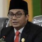 Ketua DPRK Banda Aceh Irwansyah menyoroti keberadaan lahan kosong eks Hotel Aceh dan eks Geunta Plaza di depan Masjid Raya Baiturrahman yang dinilai perlu dimanfaatkan untuk ruang terbuka hijau di Banda Aceh, Sabtu (14/3/2026). Foto: Dok. Istimewa