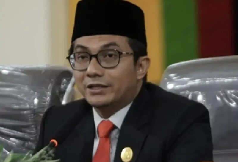 Ketua DPRK Banda Aceh Irwansyah menyoroti keberadaan lahan kosong eks Hotel Aceh dan eks Geunta Plaza di depan Masjid Raya Baiturrahman yang dinilai perlu dimanfaatkan untuk ruang terbuka hijau di Banda Aceh, Sabtu (14/3/2026). Foto: Dok. Istimewa