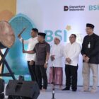 Wakil Wali Kota Banda Aceh Afdhal Khalilullah bersama Ketua ISMI Aceh Nurchalis menabuh bedug saat menutup BSI Fest Ramadan 1447 H di Masjid Raya Baiturrahman, Minggu (15/3/2026). Foto: Dok. Prokopim Kota Banda Aceh