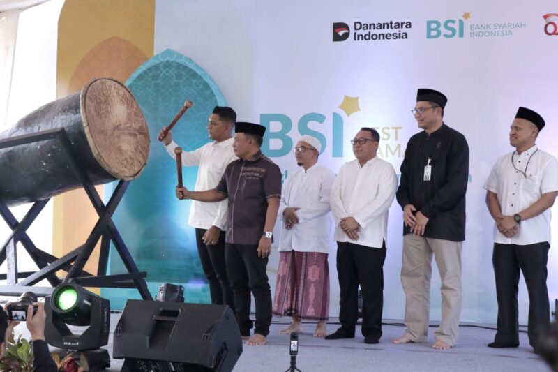 Wakil Wali Kota Banda Aceh Afdhal Khalilullah bersama Ketua ISMI Aceh Nurchalis menabuh bedug saat menutup BSI Fest Ramadan 1447 H di Masjid Raya Baiturrahman, Minggu (15/3/2026). Foto: Dok. Prokopim Kota Banda Aceh