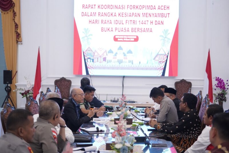 Wali Nanggroe Aceh Malik Mahmud Al-Haythar memimpin rapat koordinasi Forkopimda Aceh di Meuligoe Wali Nanggroe untuk membahas kesiapan daerah menghadapi Idulfitri 1447 H, Jumat (13/3/2026). Foto: Dok. Istimewa