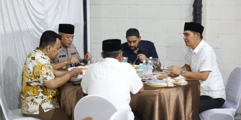 Gubernur Aceh H. Muzakir Manaf beserta Wakapolda Aceh, Brigjen Pol. Ari Wahyu Widodo, S.I.K, dan tamu undangan lainnya, menghadiri acara buka puasa bersama Sekda Aceh, M. Nasir, S.IP, MPA, di Rumah Dinas Sekda Aceh, Banda Aceh, Jumat (13/3/2026). Foto: Dok. Biro Adpim Setda Aceh