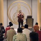 Regional CEO BSI Aceh Imsak Ramadhan memberikan sambutan dalam kegiatan literasi keuangan syariah dan kajian Ramadhan bersama insan pers di Landmark BSI Aceh, Banda Aceh, Senin (16/3/2026). Foto: Dok. Istimewa