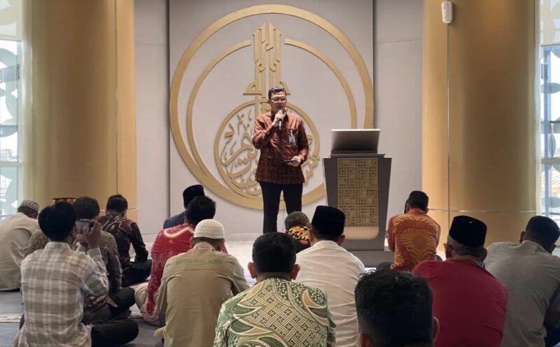 Regional CEO BSI Aceh Imsak Ramadhan memberikan sambutan dalam kegiatan literasi keuangan syariah dan kajian Ramadhan bersama insan pers di Landmark BSI Aceh, Banda Aceh, Senin (16/3/2026). Foto: Dok. Istimewa